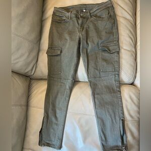 Levi’s Olive Cargo Women Jeans zipper bottom sz 28